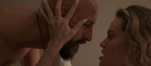 O empresário Álvaro em cena quente com Estela em 'Amor de Mãe'. (Reprodução/TV Globo)