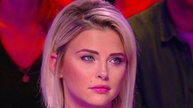 Kelly Vedovelli poste une photo surprenante dans un bain. Credit : C8/Capture