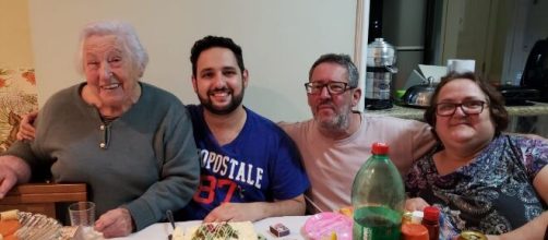 Douglas com a avó, o pai e a mãe. As duas morreram por complicações decorrentes da infecção pelo coronavírus .(Foto: Arquivo pessoal/UOL )