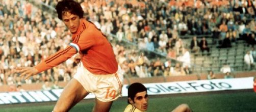 Johan Cruyff in azione con la maglia della nazionale olandese.