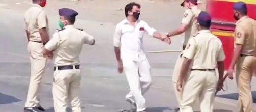 La policía de la India aplica castigos violentos a quienes violan la cuarentena