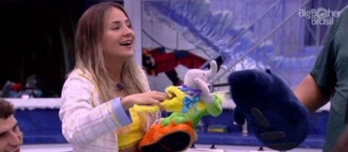 Participantes Gabi e Babu brincam com pantufas de pelúcia. ( Reprodução/TV Globo )