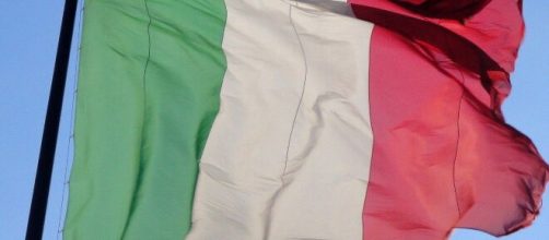 Tricolore a mezz'asta davanti all'ambasciata d'Italia in Corea per le vittime del covid-19