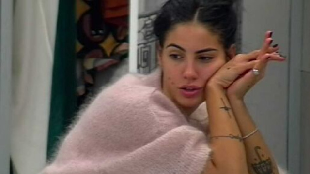 Giulia De Lellis risponde ad un utente: ‘Non faccio parte di quelli che si vendono’.