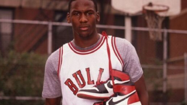 Jordan et sa sneaker (Credit : Twitter officiel Crossover)