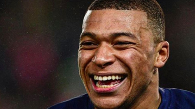 Mbappé et ses prix France Football (Credit : Instagram/PSG)