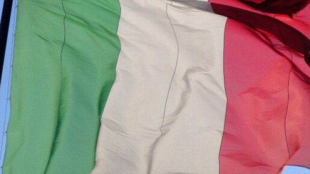 Tricolore a mezz'asta davanti all'ambasciata d'Italia in Corea per le vittime del covid-19