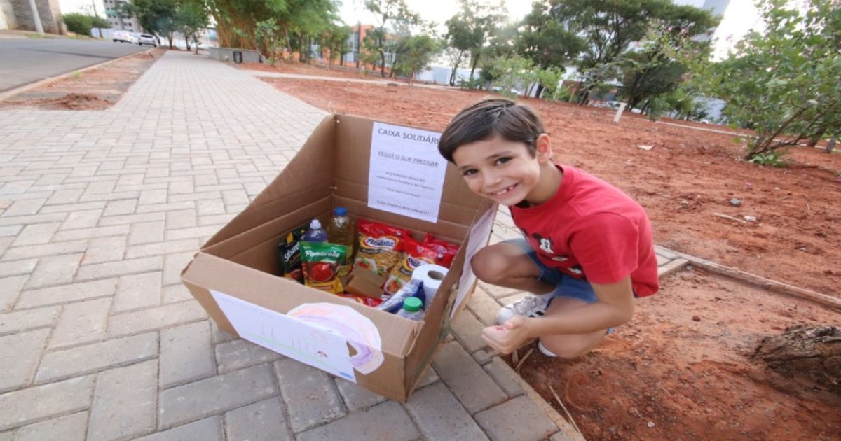 Menino cria caixa solidária para ajudar moradores em situação de rua em SP