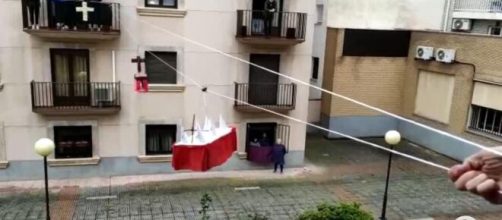 Pintoresca escena de procesiones de Semana Santa de balcón a balcón, durante la cuarentena.