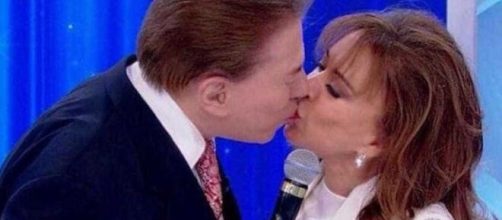 Silvio Santos beija Íris durante gravação de programa no SBT. (Reprodução/SBT)