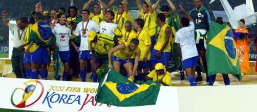 Festa da Seleção Brasileira ao erguer a taça da Copa de 2002. Foto: Arquivo/ Blasting News.