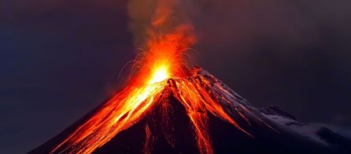El volcán Anak Krakatau entra en erupción en Indonesia y activa otros seis.
