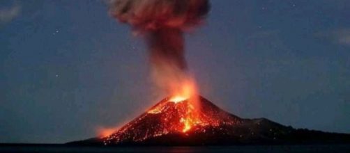 El volcán Krakatoa entra en erupción.