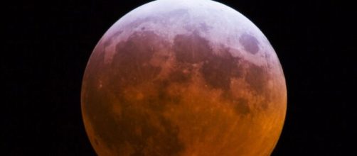 In tutto il suo splendore la Super Luna Rosa