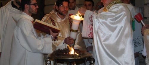 La Liturgia della Veglia Pasquale in parte modificata: le disposizioni della Chiesa in seguito all'emergenza sanitaria.