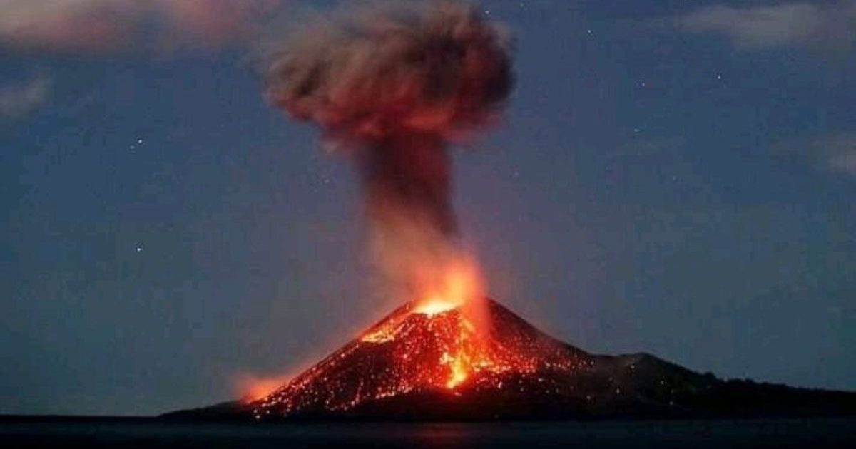 El Volcán Krakatoa Entra En Erupción En Indonesia