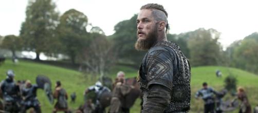 Ragnar é interpretado por Travis Fimmel. (Reprodução/History)