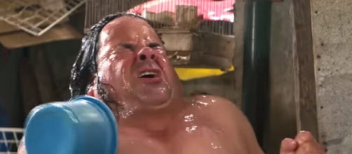 On '90 Day Fiance,' fans are disgusted over Big Ed's 'nasty' bath with Rose's father. [Image Source: TLC/ YouTube]