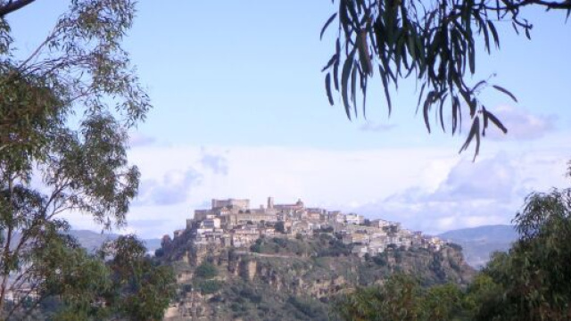 Il castello di Santa Severina in Calabria domina sul borgo e sulla valle del Neto.
