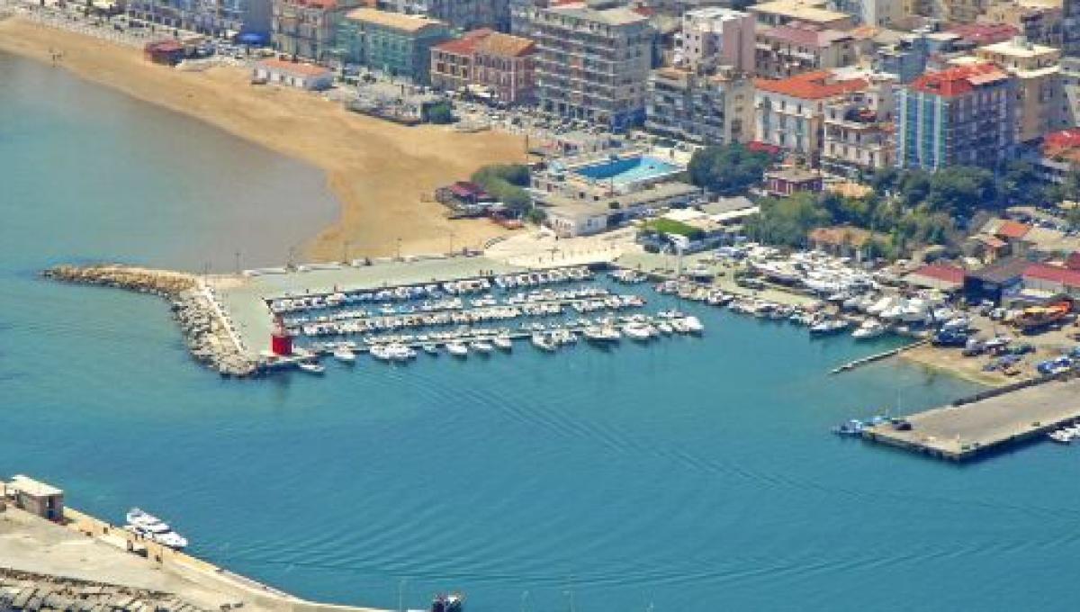 crotone una citta con un bel centro storico e un lungomare da favola