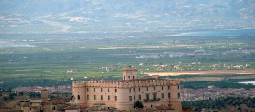 Il castello ducale domina sul borgo di Corigliano e sulla piana circostante.