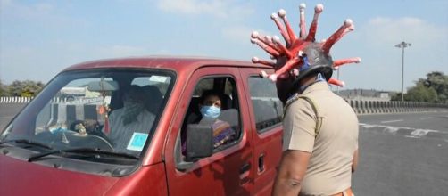 Los policías de la India usan con casco con forma de coronavirus