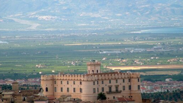 Il castello ducale domina sul borgo di Corigliano e sulla piana circostante.