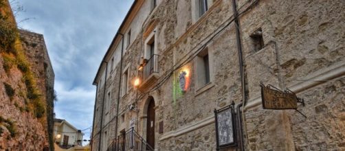 Palazzo Palopoli, sede del municipio, presenta una colorazione simile alle antistanti mura del castello.