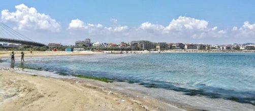 Pescara, fa jogging sulla spiaggia: beccato dalla Polizia fugge e si cala i pantaloni