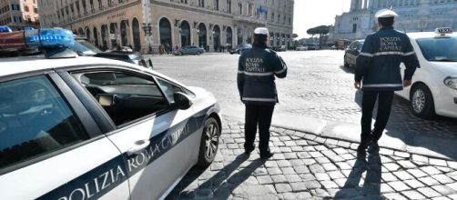 Roma, controlli coronavirus: dottoressa multata di 533 euro mentre rimette in moto l'auto