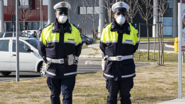 Multe salate per i trasgressori delle restrizioni messe in atto dal governo, per combattere l'emergenza del coronavirus.