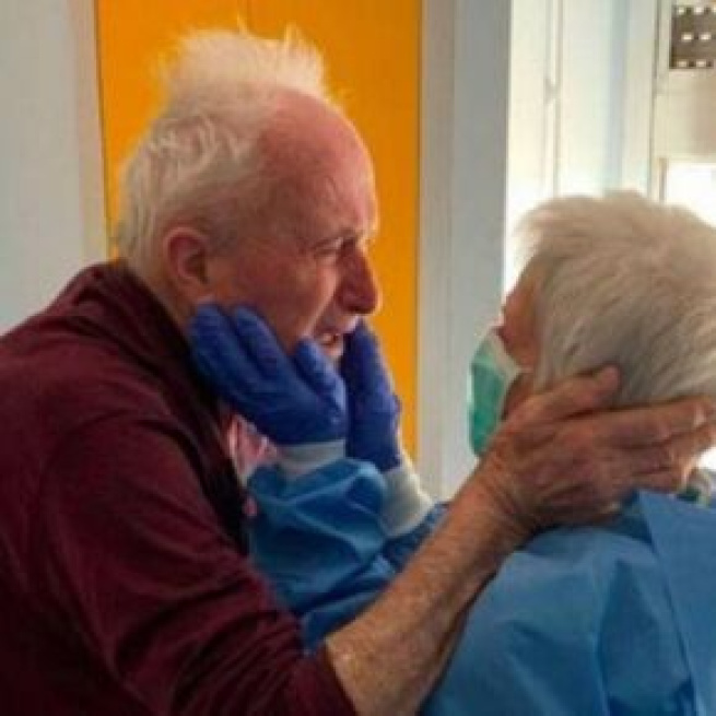 O reencontro dos italianos Giorgio e Rosa, casados há 52 anos, após vencerem o coronavírus. (Arquivo Blasting News)