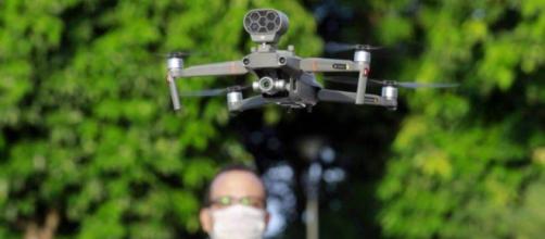'Drone falante' está sendo usado para alertar pessoas que descumprirem isolamento no RJ. (Reprodução/TV Globo)