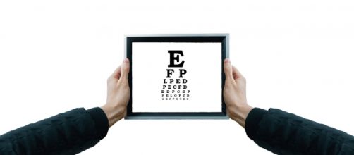 L'uso smodato di dispositivi elettronici influisce negativamente sulla salute degli occhi.