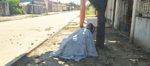 mulher é abandonada na rua por seu própria marido após apresentar sintomas do novo coronavírus. (Reprodução/El Deber)