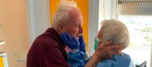 O reencontro dos italianos Giorgio e Rosa, casados há 52 anos, após vencerem o coronavírus. (Arquivo Blasting News)