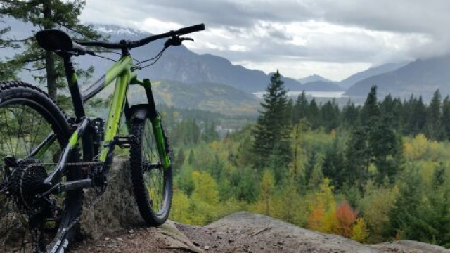 Ciclista cade, si frattura il bacino ed &egrave; sanzionato