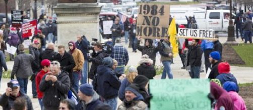 Coronavirus, proteste in Michigan contro il lockdown voluto dalla governatrice Gretcher Whitmer.