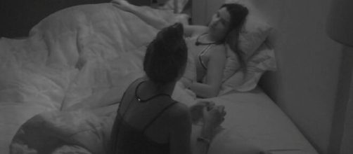 Ivy conversa com Mari no quarto do líder. (Reprodução/TV Globo)