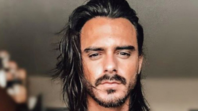 Benjamin Samat se rase une partie de ses sourcils après une partie de Uno contre Nicolas. Credit : benji_samat/Instagram