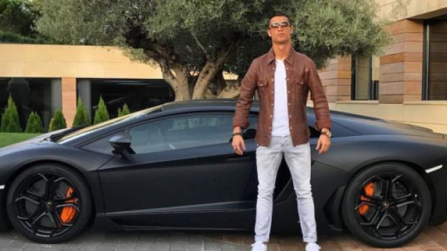 La collection de voitures de Cristiano Ronaldo à 18,5 millions d'euros. Credit : Cristiano / Instagram