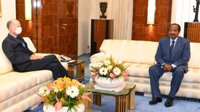 Le Chef de l'Etat du Cameroun Paul Biya et Christophe Ghuilhou (c) PRC