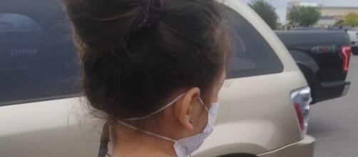 Coronavírus: menina tem cartaz colado para que mãe não pudesse ser julgada nos EUA. (Reprodução/Facebook)