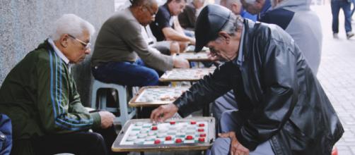 Coronavírus: idosos descumprem medidas de isolamento social e jogam truco nas praças. (Arquivo Blasting News)