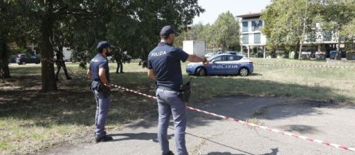 PIacenza, muore dissanguato dopo un calcio alla porta di vetro.