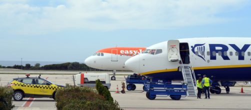 Ripartenza voli, Easyjet dice sì al posto centrale vuoto. Ryanair: 'Sarebbe folle'.