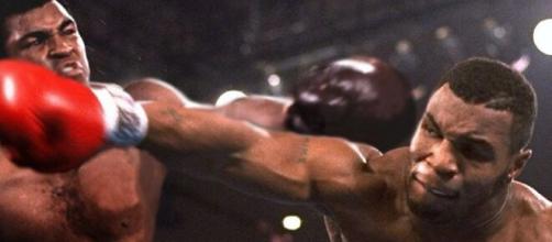 Muhammad Ali vs Mike Tyson, la sfida immaginaria più combattuta nella storia dei pesi massimi.