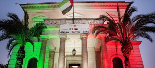 Ambasciata degli Emirati Arabi a Roma illuminata di tricolore.