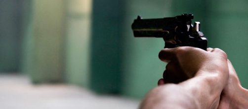 Casal namora "em cima" de corpo de bandido morto com 7 tiros após tentativa de assalto. (Arquivo Blasting News)