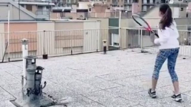 La partita a tennis fra due ragazze liguri sul balcone viene pubblicata dall'ATP.